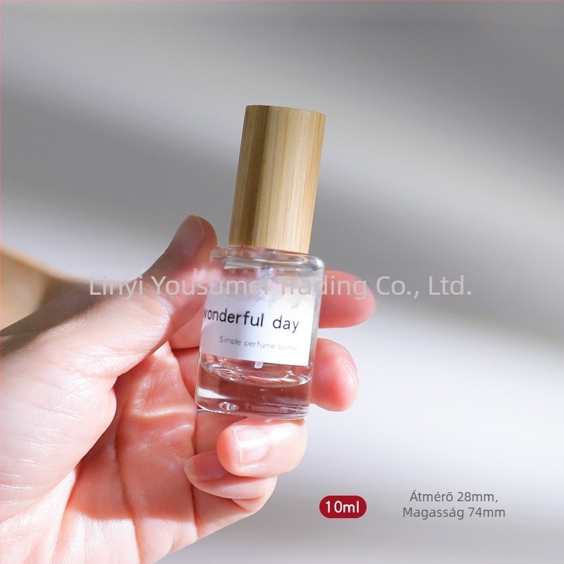 Üveges parfümös üveg 10 ml, fa kupakkal, szitanyomott logóval, finom permet