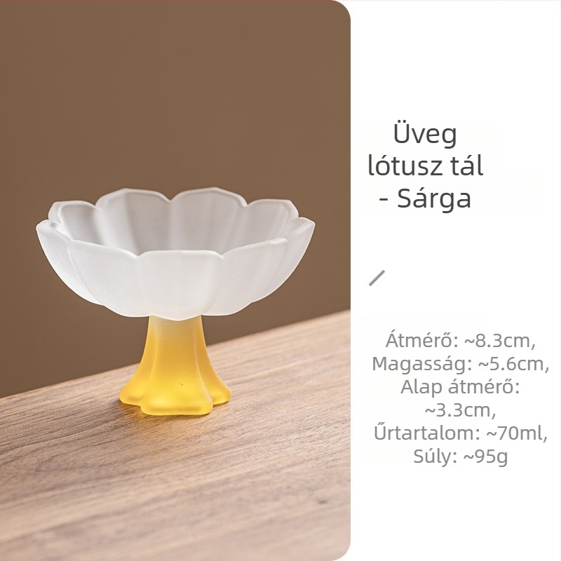 Glazúrozott pasztell színű magas talpú teáscsésze aromás pohárral és rizsbor és soju poharakkal – elegáns üveg