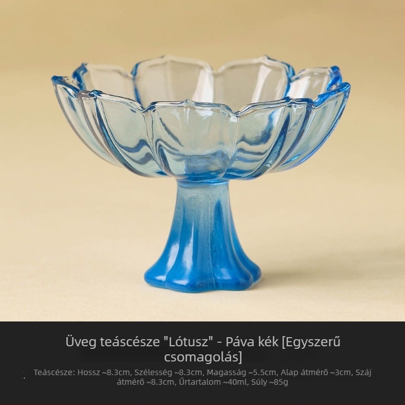 Glazúrozott pasztell színű magas talpú teáscsésze aromás pohárral és rizsbor és soju poharakkal – elegáns üveg
