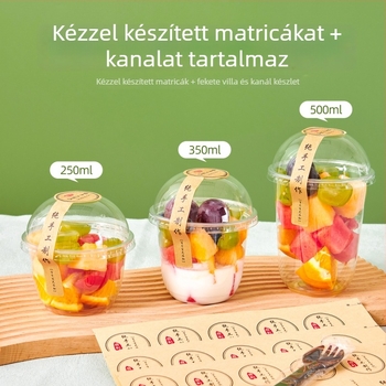 Egyszer használatos, átlátszó gyümölcspohár fedéllel, nagy átmérőjű, kör alakú gyümölcsdarabokkal és milkshake-hez