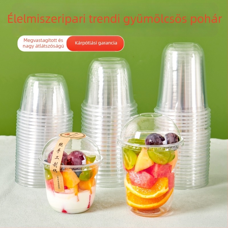 Egyszer használatos, átlátszó gyümölcspohár fedéllel, nagy átmérőjű, kör alakú gyümölcsdarabokkal és milkshake-hez