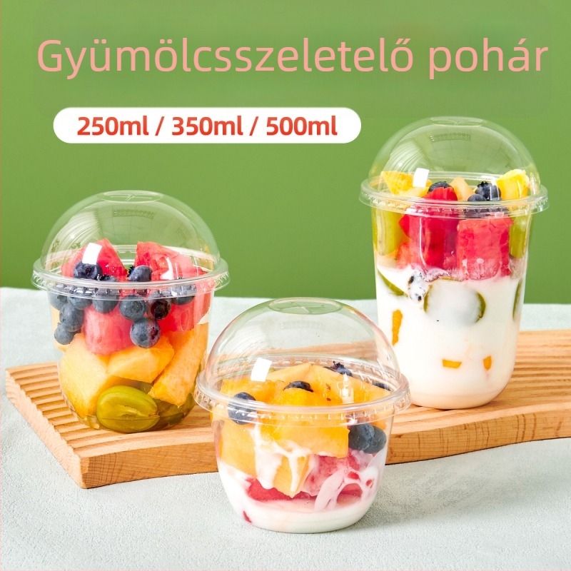 Egyszer használatos, átlátszó gyümölcspohár fedéllel, nagy átmérőjű, kör alakú gyümölcsdarabokkal és milkshake-hez