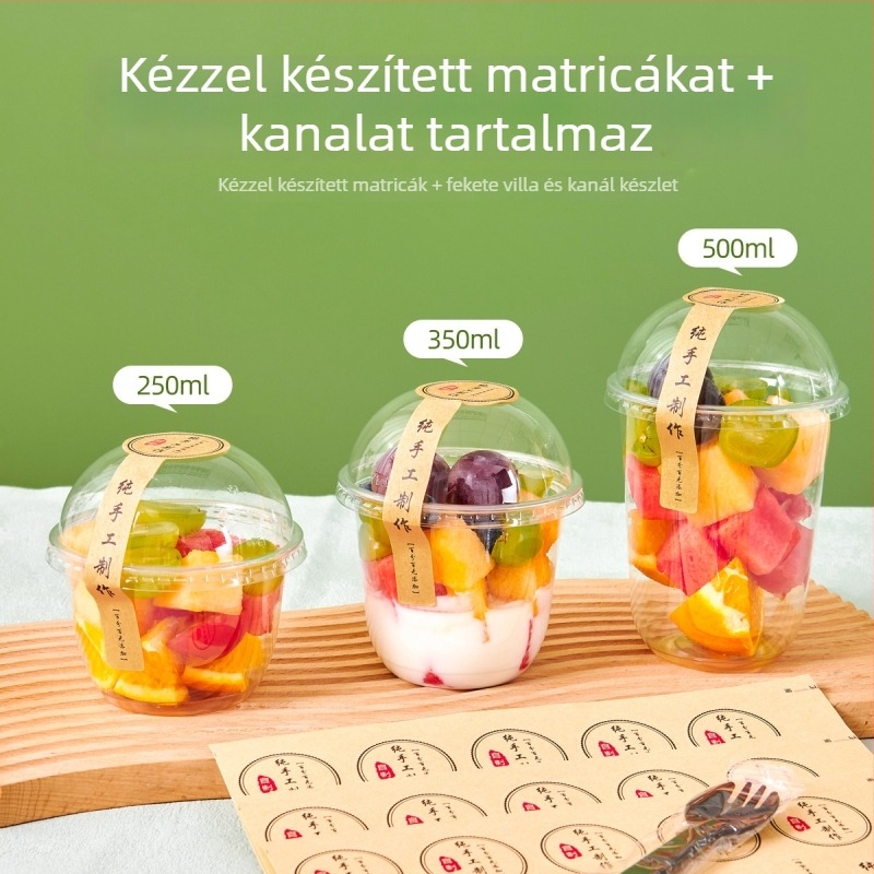 Egyszer használatos, átlátszó gyümölcspohár fedéllel, nagy átmérőjű, kör alakú gyümölcsdarabokkal és milkshake-hez