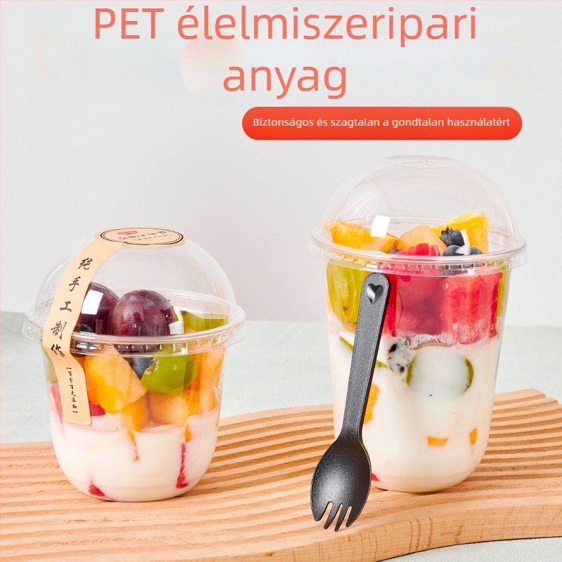Egyszer használatos, átlátszó gyümölcspohár fedéllel, nagy átmérőjű, kör alakú gyümölcsdarabokkal és milkshake-hez
