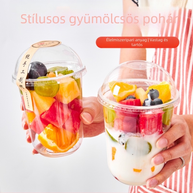 Egyszer használatos, átlátszó gyümölcspohár fedéllel, nagy átmérőjű, kör alakú gyümölcsdarabokkal és milkshake-hez