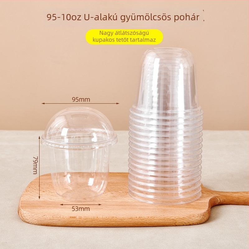 Egyszer használatos, átlátszó gyümölcspohár fedéllel, nagy átmérőjű, kör alakú gyümölcsdarabokkal és milkshake-hez