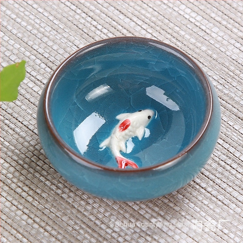Gongfu teáscsésze lila agyagból, jégrepedt mázzal, ponty motívummal