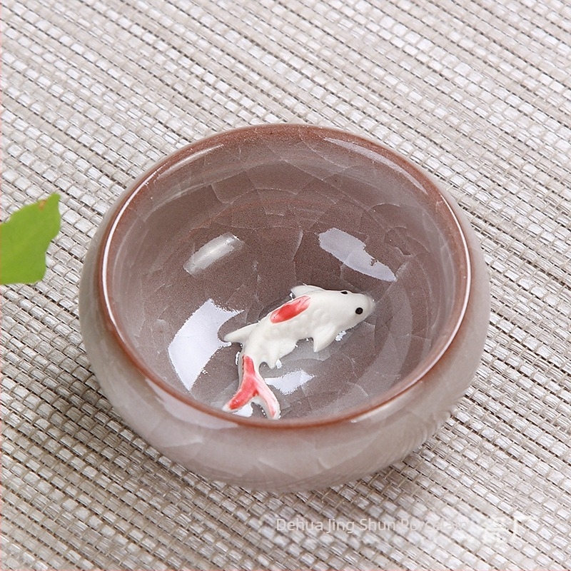 Gongfu teáscsésze lila agyagból, jégrepedt mázzal, ponty motívummal