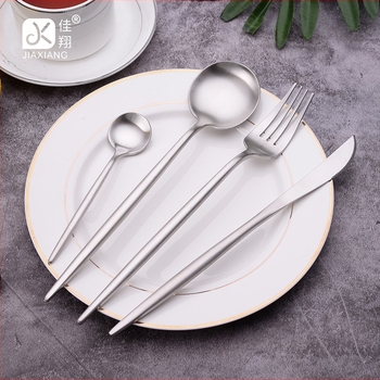Rozsdamentes acélból készült monoblokkos evőeszköz készlet nyugati stílusban: kés, villa, kanál, steak kés, salátavilla, salátakanál