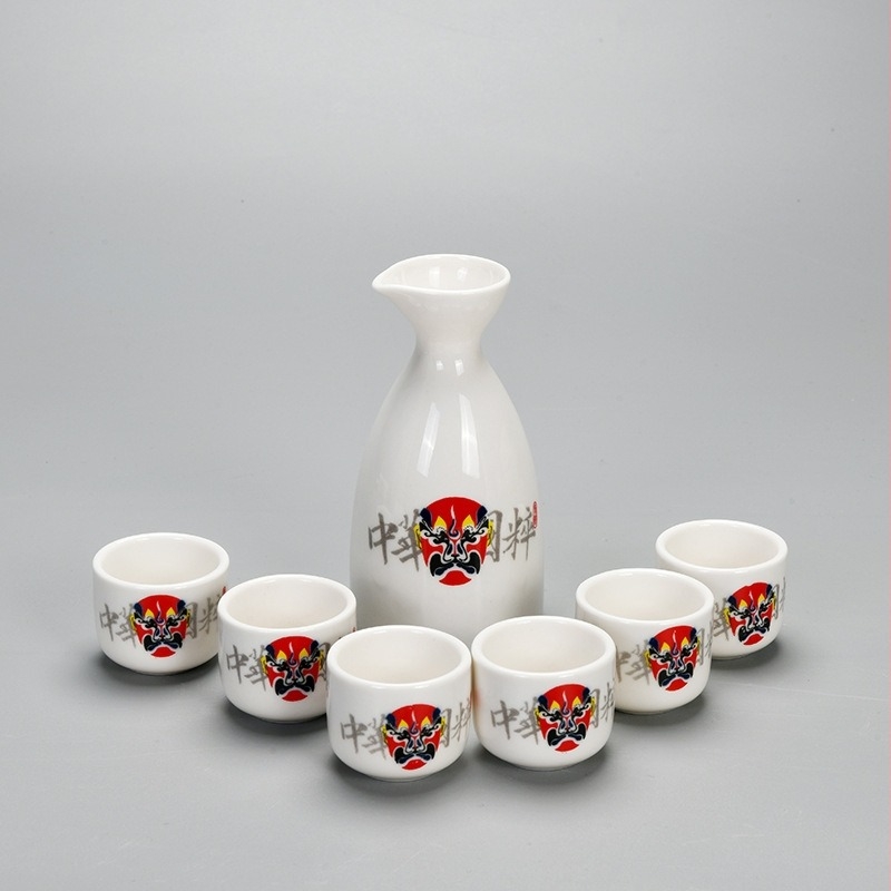 Porcelán borkészlet egy kancsóval és hat pohárral, vintage stílus, logó személyre szabásával.