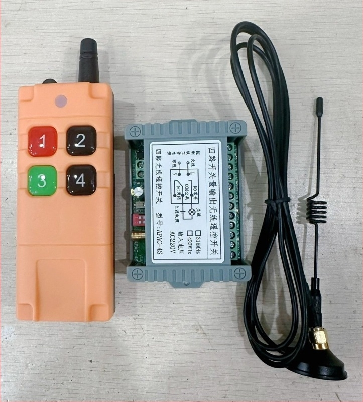 4 csatornás vezeték nélküli kapcsoló tanuló üzemmóddal, AC12V/24V/220V/380V feszültségekhez, ütésálló kivitel, 4 gomb, pillanatnyi működés