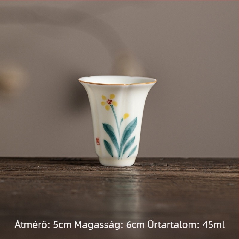 Méz-sárga aláglazúrral, kézzel festett virágsziromokkal készült kerámia teáscsésze Kung Fu teához – aromás teához lotus, barackvirág és liliom motívumokkal