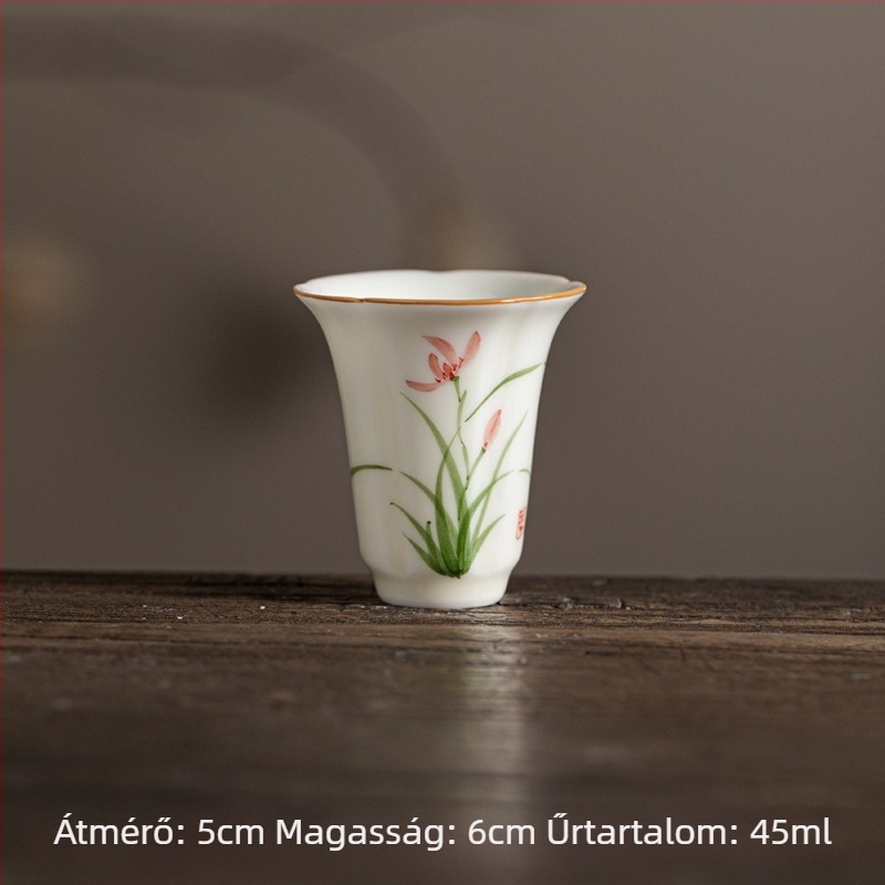 Méz-sárga aláglazúrral, kézzel festett virágsziromokkal készült kerámia teáscsésze Kung Fu teához – aromás teához lotus, barackvirág és liliom motívumokkal