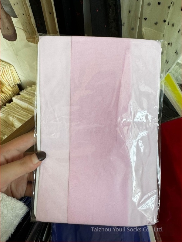 Vörös bársonyos vékony harisnya, áttetsző és szexi, tavasz–nyári stílus