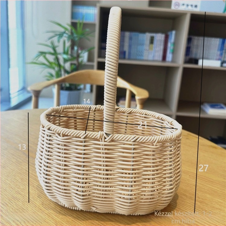 Kézzel szőtt virágtartó kosár rattanból, fűzfa- és bambuszanyagból, imitált rattan dizájnnal, virágkompozíciókhoz és ajándékokhoz.