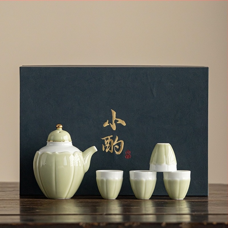 Porcelánból készült japán stílusú kis borospohár készlet, porcelán likőr adagolóval és ajándékdobozban, retro stílus