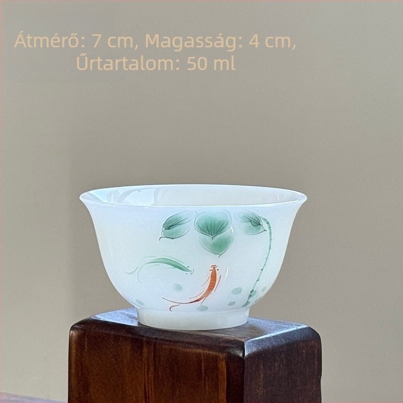 Kis porcelán teáscsésze, egyszerű stílus, kézzel festett aláglazúros színekkel, otthoni használatra