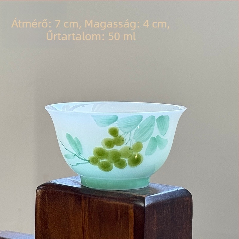 Kis porcelán teáscsésze, egyszerű stílus, kézzel festett aláglazúros színekkel, otthoni használatra