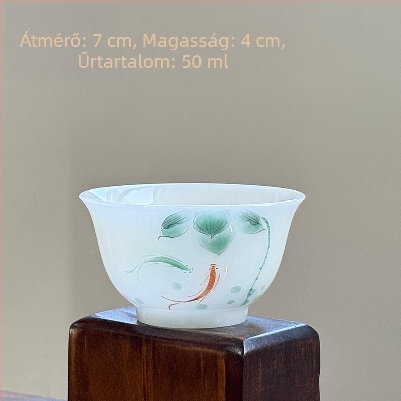 Kis porcelán teáscsésze, egyszerű stílus, kézzel festett aláglazúros színekkel, otthoni használatra