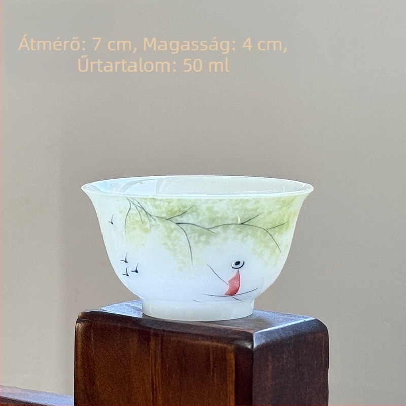Kis porcelán teáscsésze, egyszerű stílus, kézzel festett aláglazúros színekkel, otthoni használatra