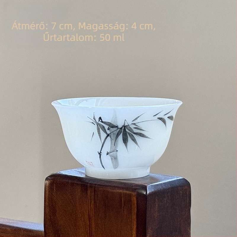 Kis porcelán teáscsésze, egyszerű stílus, kézzel festett aláglazúros színekkel, otthoni használatra