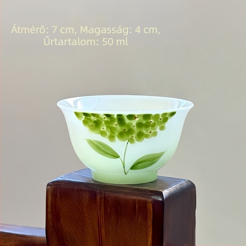 Kis porcelán teáscsésze, egyszerű stílus, kézzel festett aláglazúros színekkel, otthoni használatra