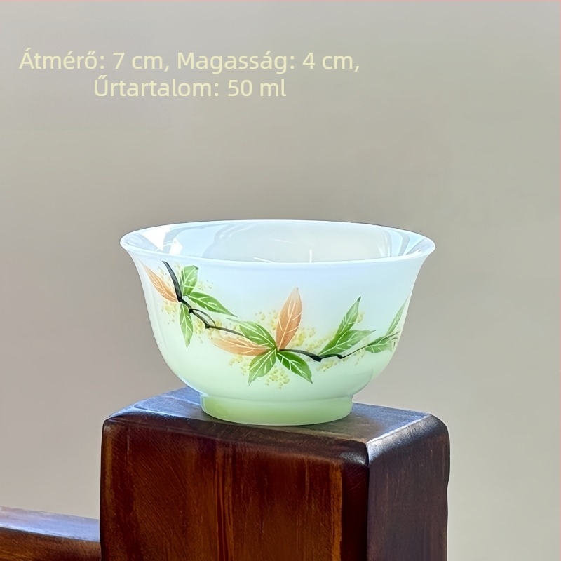 Kis porcelán teáscsésze, egyszerű stílus, kézzel festett aláglazúros színekkel, otthoni használatra