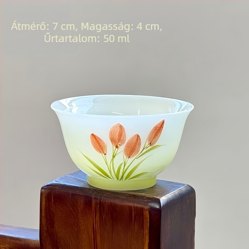 Kis porcelán teáscsésze, egyszerű stílus, kézzel festett aláglazúros színekkel, otthoni használatra