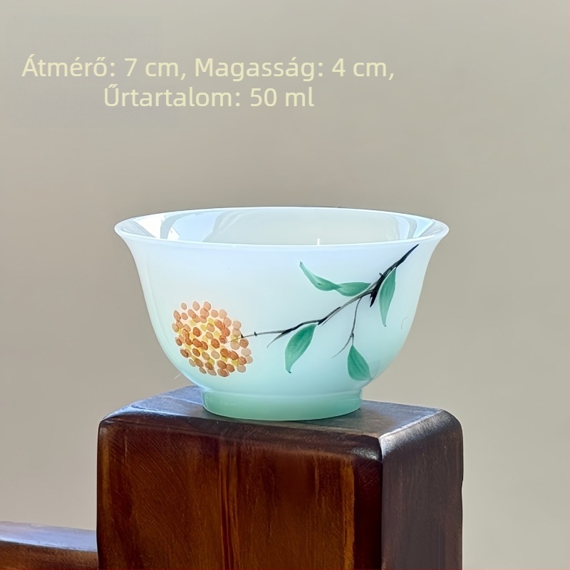 Kis porcelán teáscsésze, egyszerű stílus, kézzel festett aláglazúros színekkel, otthoni használatra