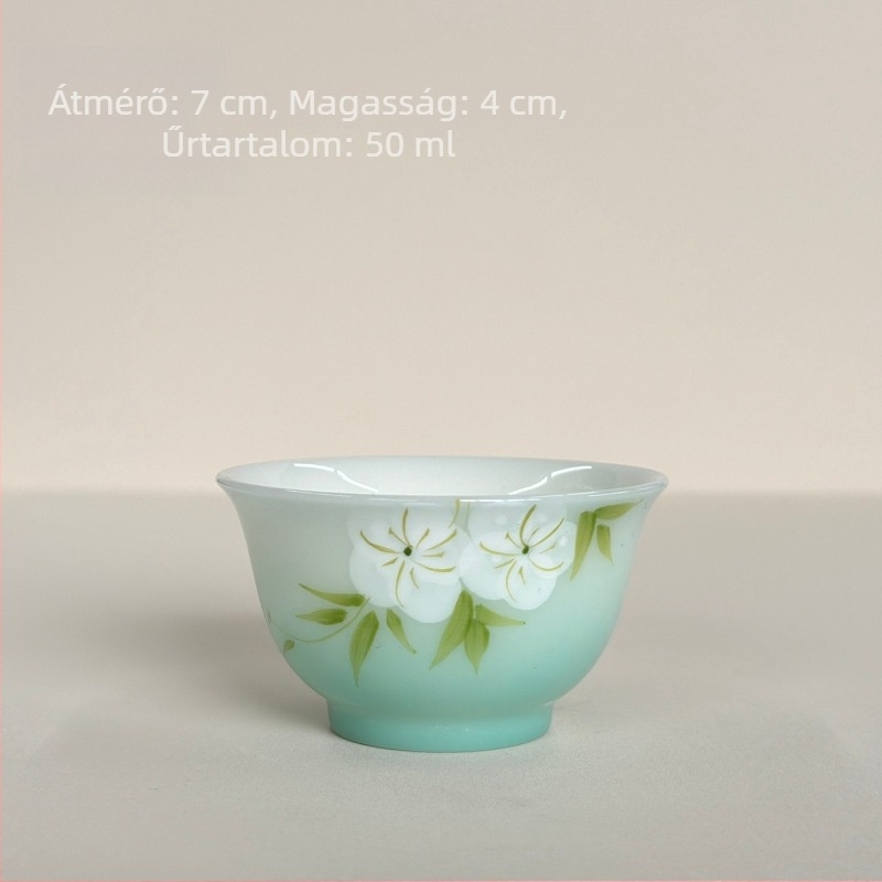 Kis porcelán teáscsésze, egyszerű stílus, kézzel festett aláglazúros színekkel, otthoni használatra