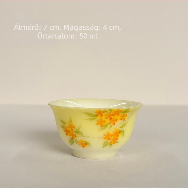 Kis porcelán teáscsésze, egyszerű stílus, kézzel festett aláglazúros színekkel, otthoni használatra