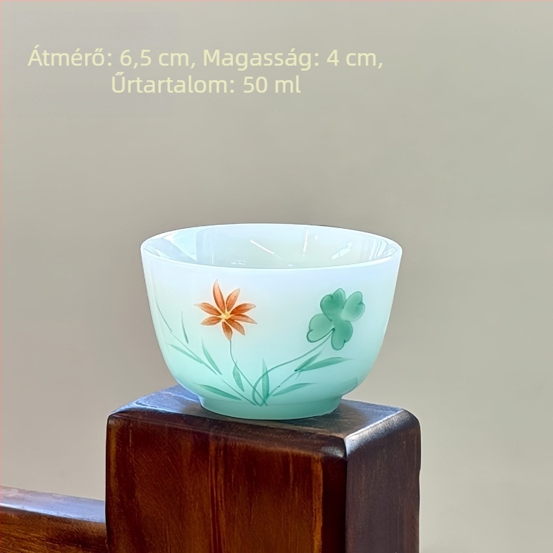 Kis porcelán teáscsésze, egyszerű stílus, kézzel festett aláglazúros színekkel, otthoni használatra