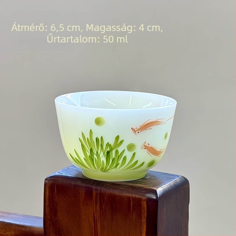 Kis porcelán teáscsésze, egyszerű stílus, kézzel festett aláglazúros színekkel, otthoni használatra