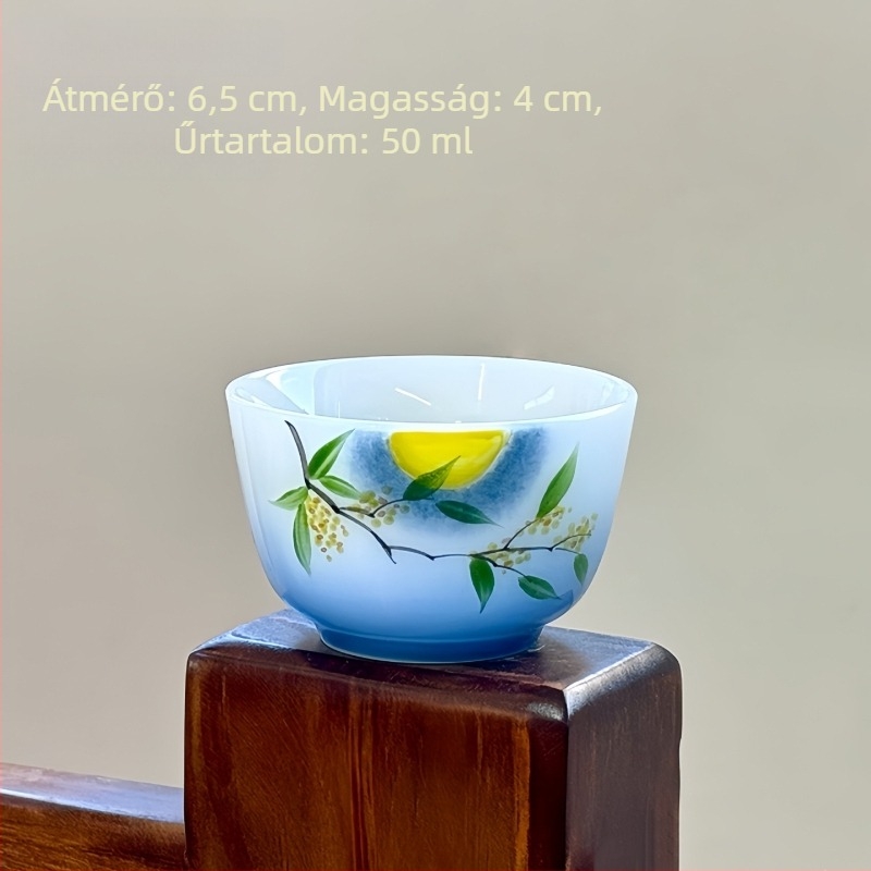 Kis porcelán teáscsésze, egyszerű stílus, kézzel festett aláglazúros színekkel, otthoni használatra
