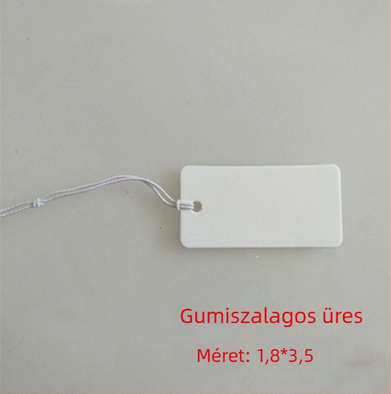 Rugalmas zsinórból készült ékszerekhez üres árjelölő címke, kis akasztó a fekete hajkiegészítőkhöz, kézzel írt ár jelölés koreai nyelven.