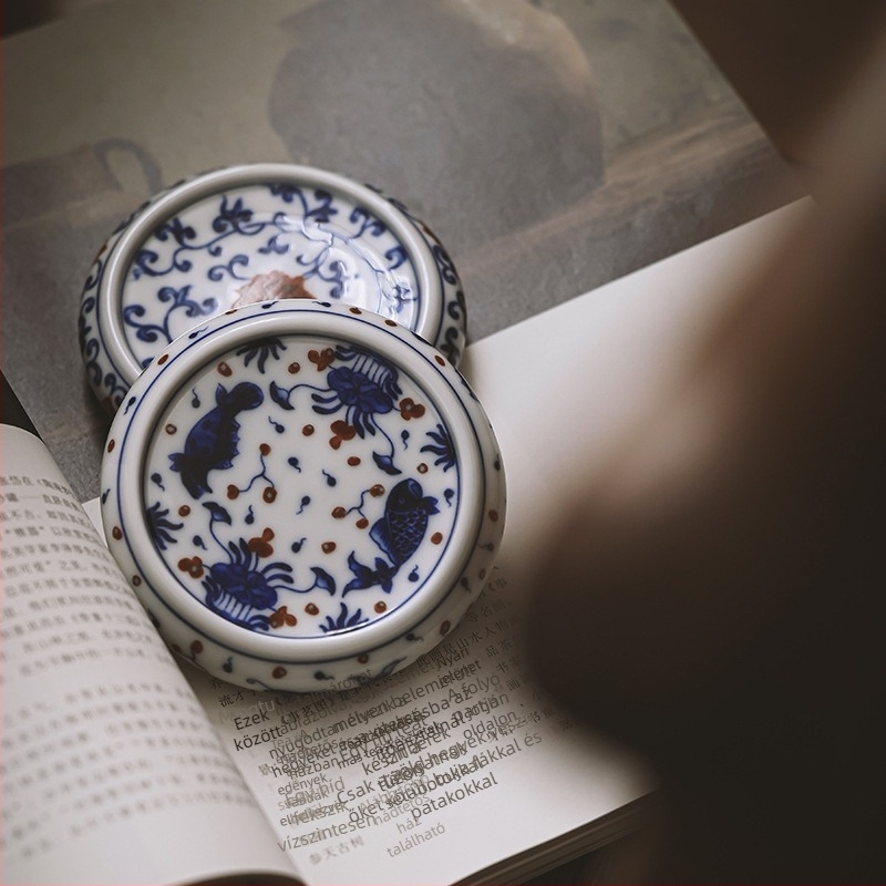 Kerámia kék-fehér fedő tartó teáskannához, vintage kézzel készített díszítő kiegészítő a tea ceremóniához otthon