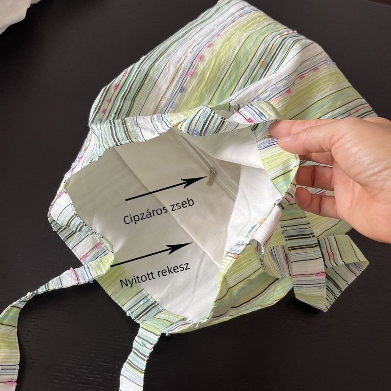 Zöld jacquard válltáska csíkos szövetből, gradient bojtokkal, közepes méretű, poliészter