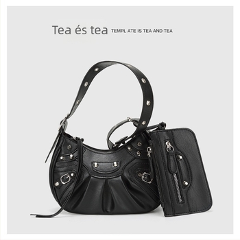 Női PU keresztpántos crossbody táska, plisírozott félhold formájú, retro szegecses stílus