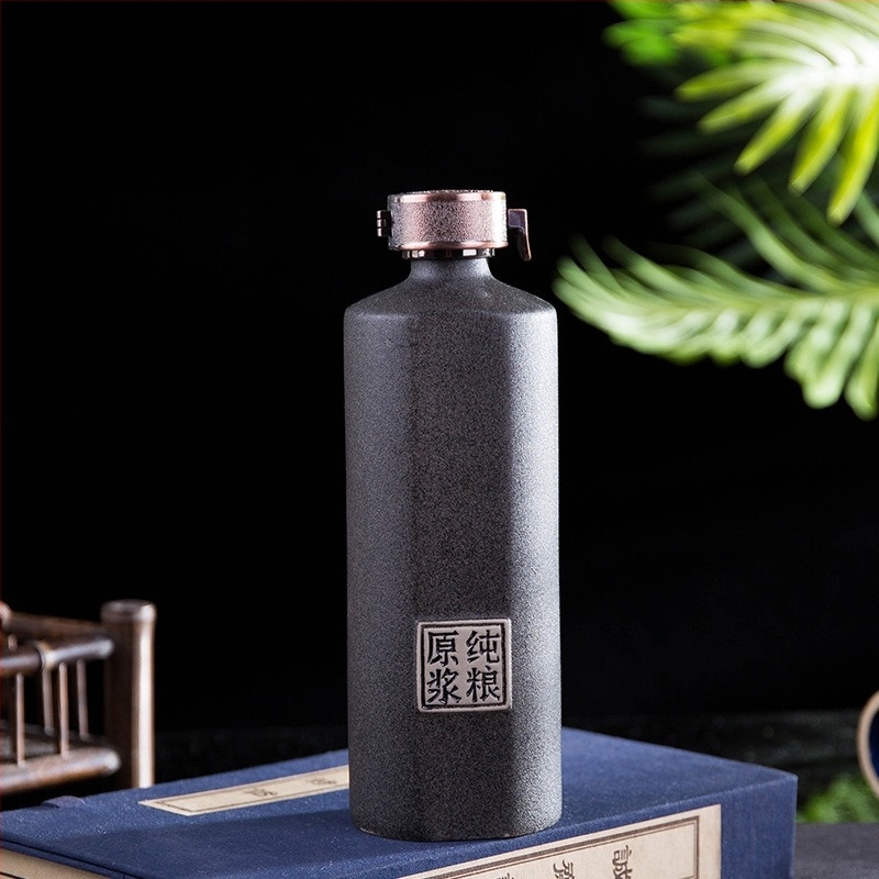 Jingdezhen kerámia borosüveg matt felülettel és gravírozott logóval, 0,5 kg