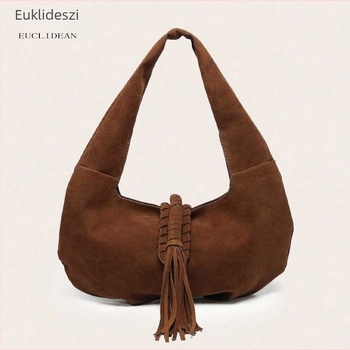 Női válltáska meleg barna árnyalatban, bojtokkal és félhold alakú formával, velúrhatású felülettel, retro stílusban mindennapi használatra
