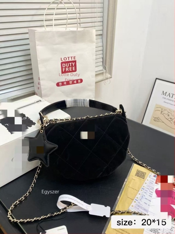 Női velúr félhold alakú táska láncos vállpánttal, crossbody stílus, csillag függővel, mindennapi használatra