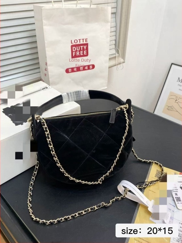 Női velúr félhold alakú táska láncos vállpánttal, crossbody stílus, csillag függővel, mindennapi használatra