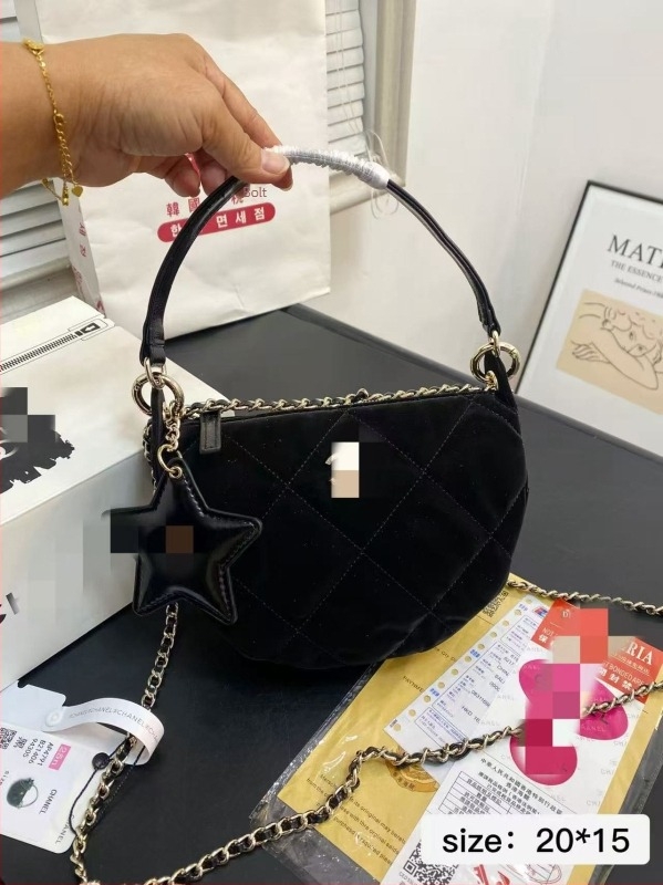 Női velúr félhold alakú táska láncos vállpánttal, crossbody stílus, csillag függővel, mindennapi használatra