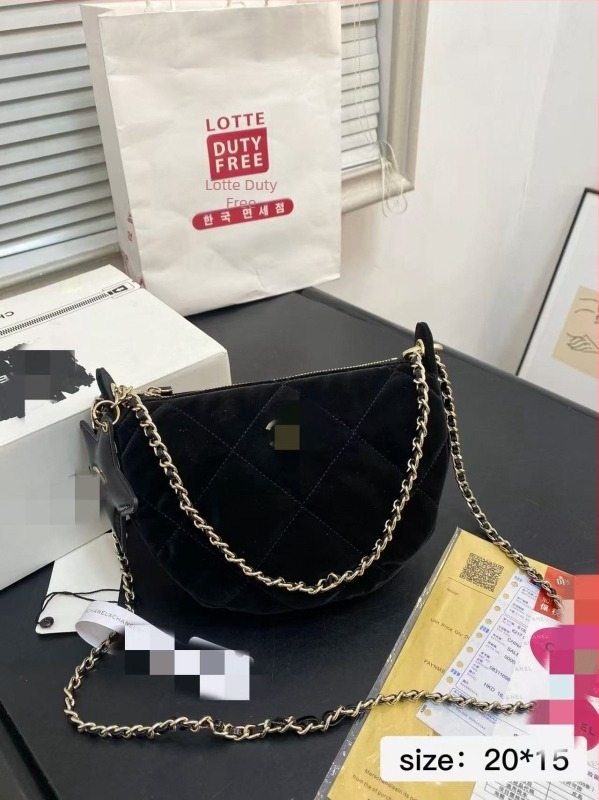 Női velúr félhold alakú táska láncos vállpánttal, crossbody stílus, csillag függővel, mindennapi használatra