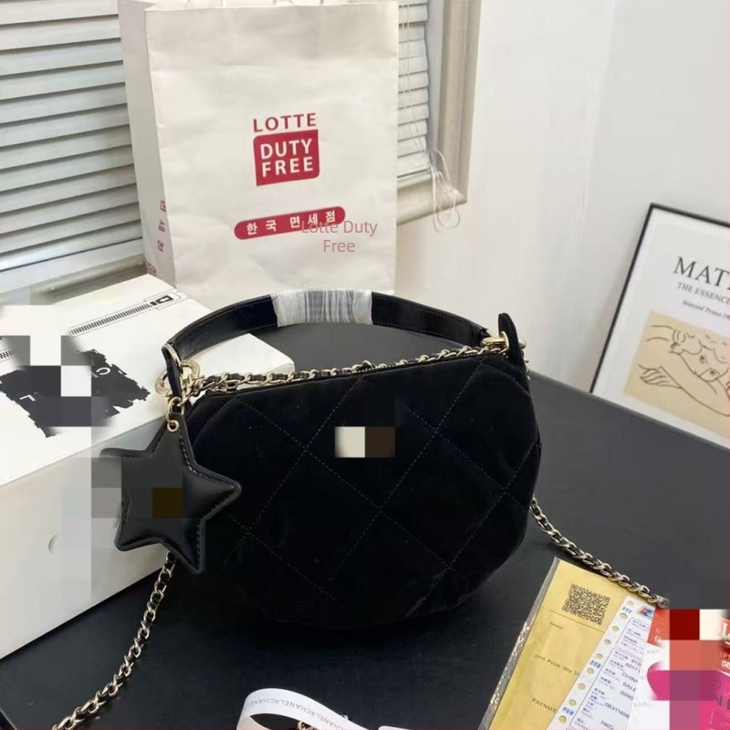 Női velúr félhold alakú táska láncos vállpánttal, crossbody stílus, csillag függővel, mindennapi használatra
