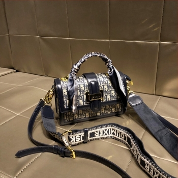 Női kis négyzet alakú valódi bőrből készült crossbody válltáska, őszi–téli 2024, vintage stílusú mindennapi használatra