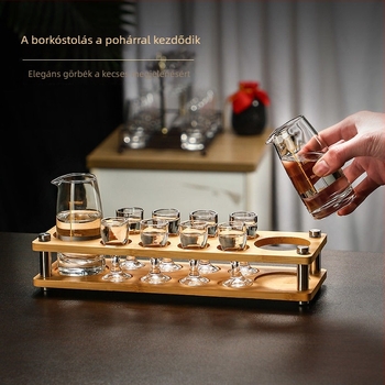 Otthoni használatra tervezett szeszes italok adagoló készlet, elegáns kis shot pohár, magas minőségű boros készlet mérő pohár tartóval.