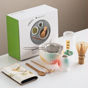 Japán stílusú bambusz matcha tál, teakeverő eszközökkel és teaceremónia kiegészítőkkel