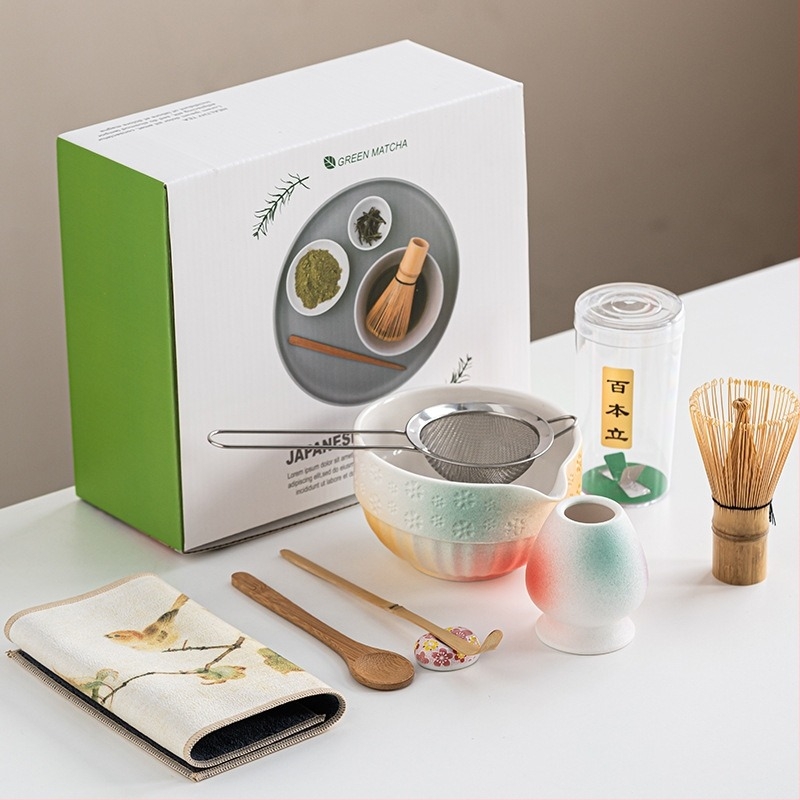 Japán stílusú bambusz matcha tál, teakeverő eszközökkel és teaceremónia kiegészítőkkel