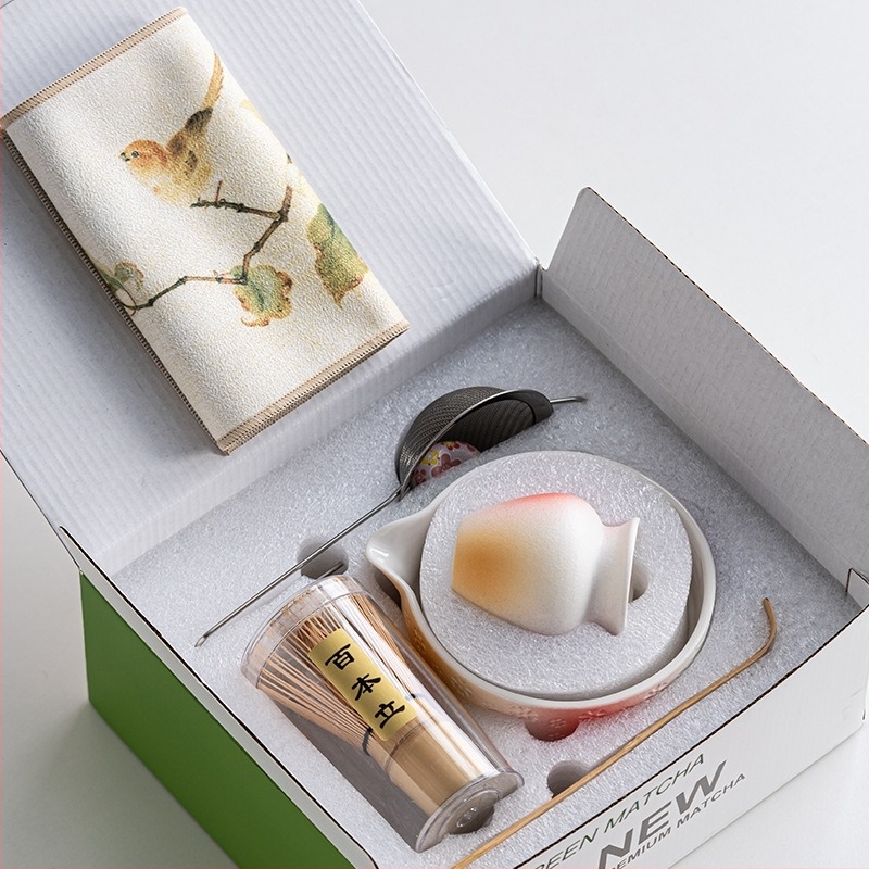 Japán stílusú bambusz matcha tál, teakeverő eszközökkel és teaceremónia kiegészítőkkel